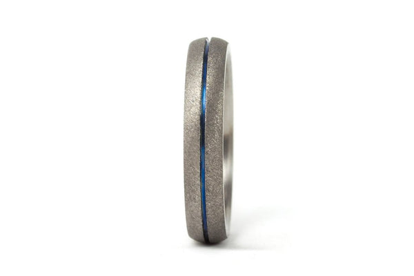Anillo titanio arenado con linea azul (00007_4N)