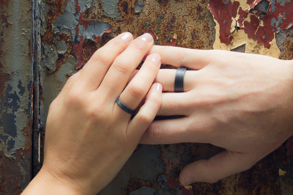 Set of two carbon fiber flat wedding bands. Modern and unique black rings. (00124) - Rosler Rings